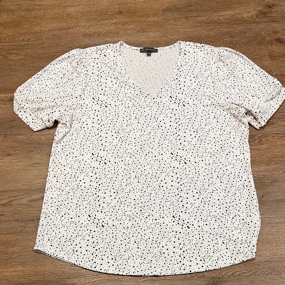 Adrianna Papell Tops - Adrianna Papell Black and White V Neck Puff Sleeve Speckled Blouse